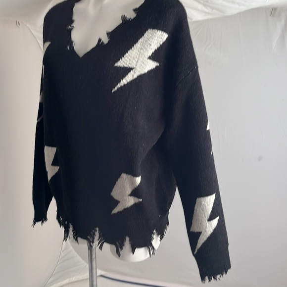 Eesome black and white lightning bolt distressed v-neck sweater - Picture 4 of 10